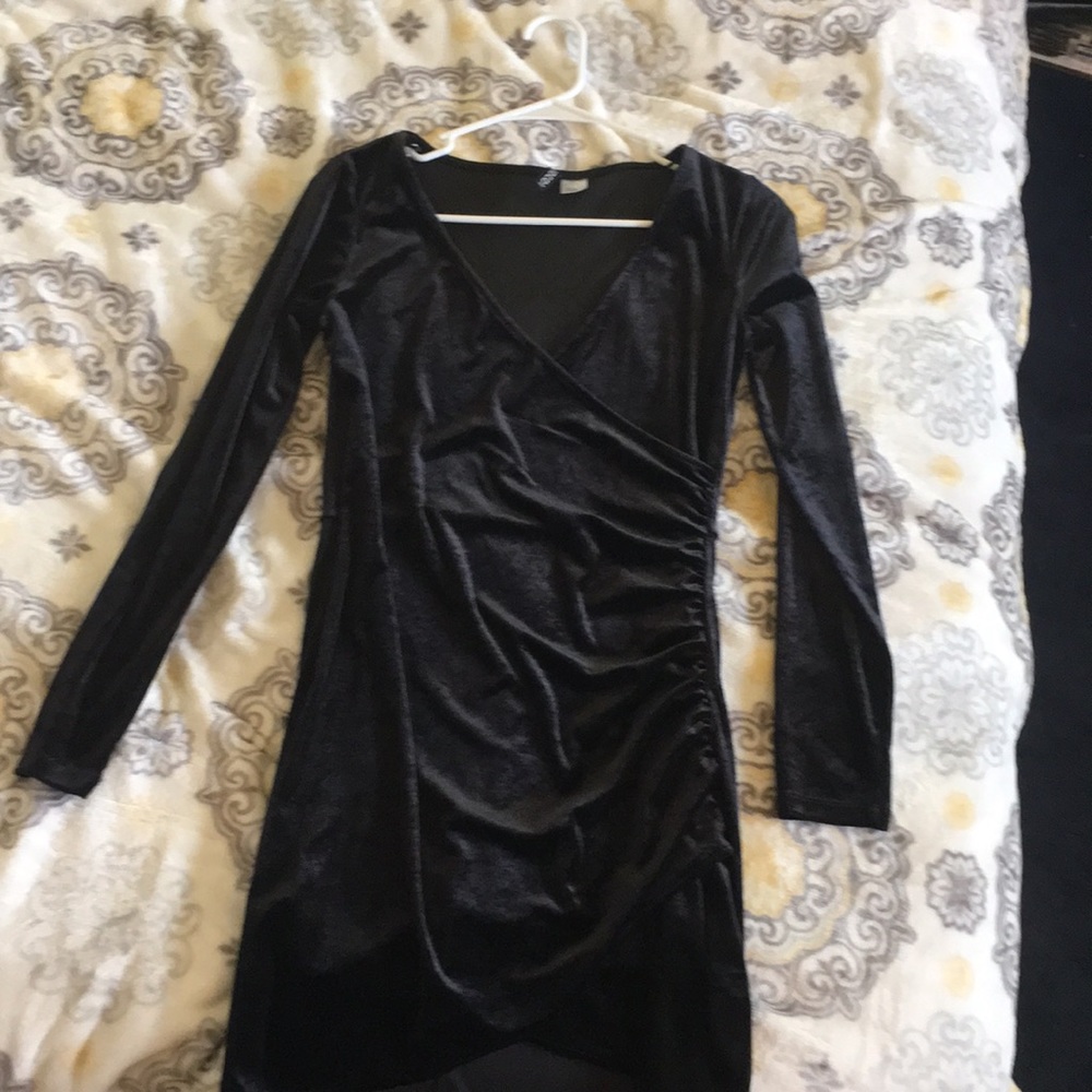 Super cute all black velvet dress from H&M!😊❤️